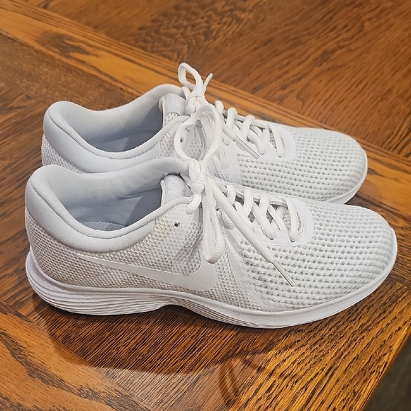 Nike Shoes - NWOT Nike Mesh White Running Shoes